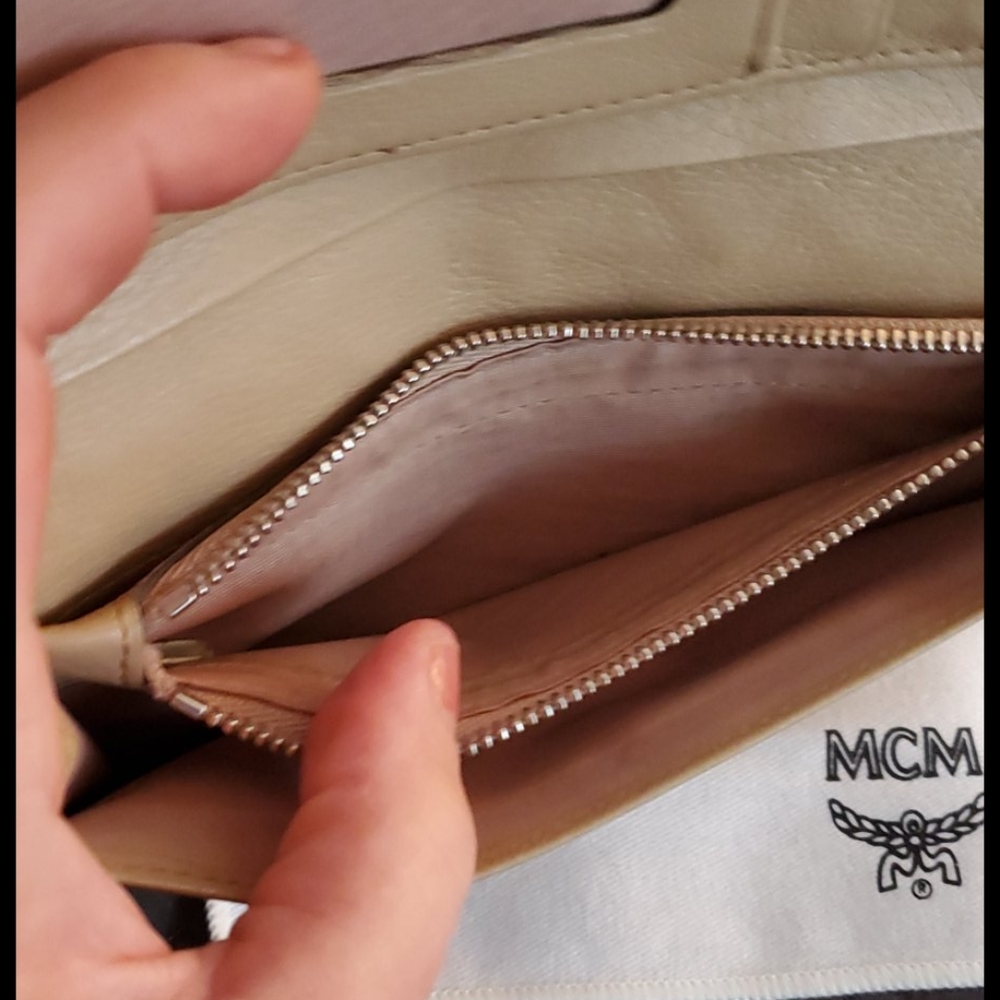 ❤ MCM Wallet ❤ - Picture 3 of 6